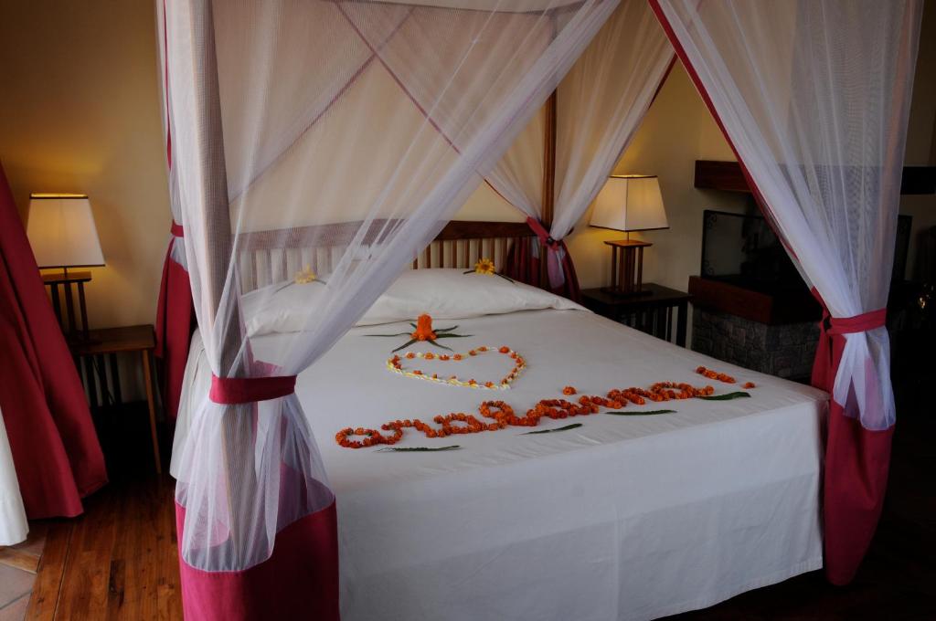 Romantisks numurs viesnīcā Jardin du Roy ar ziedu dekorācijām.