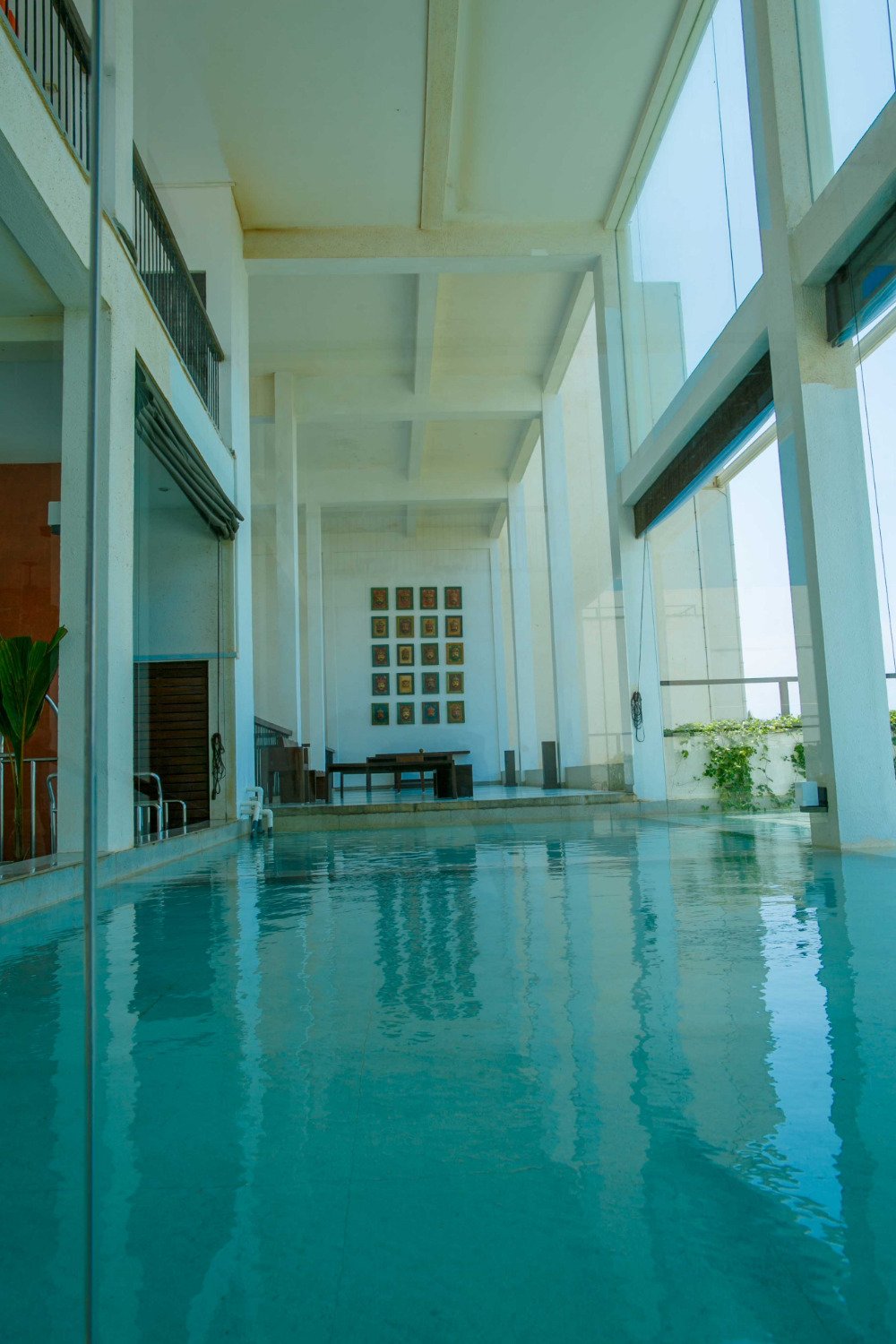 Citrus Waskaduwa iekštelpu baseins ar panorāmas logiem.