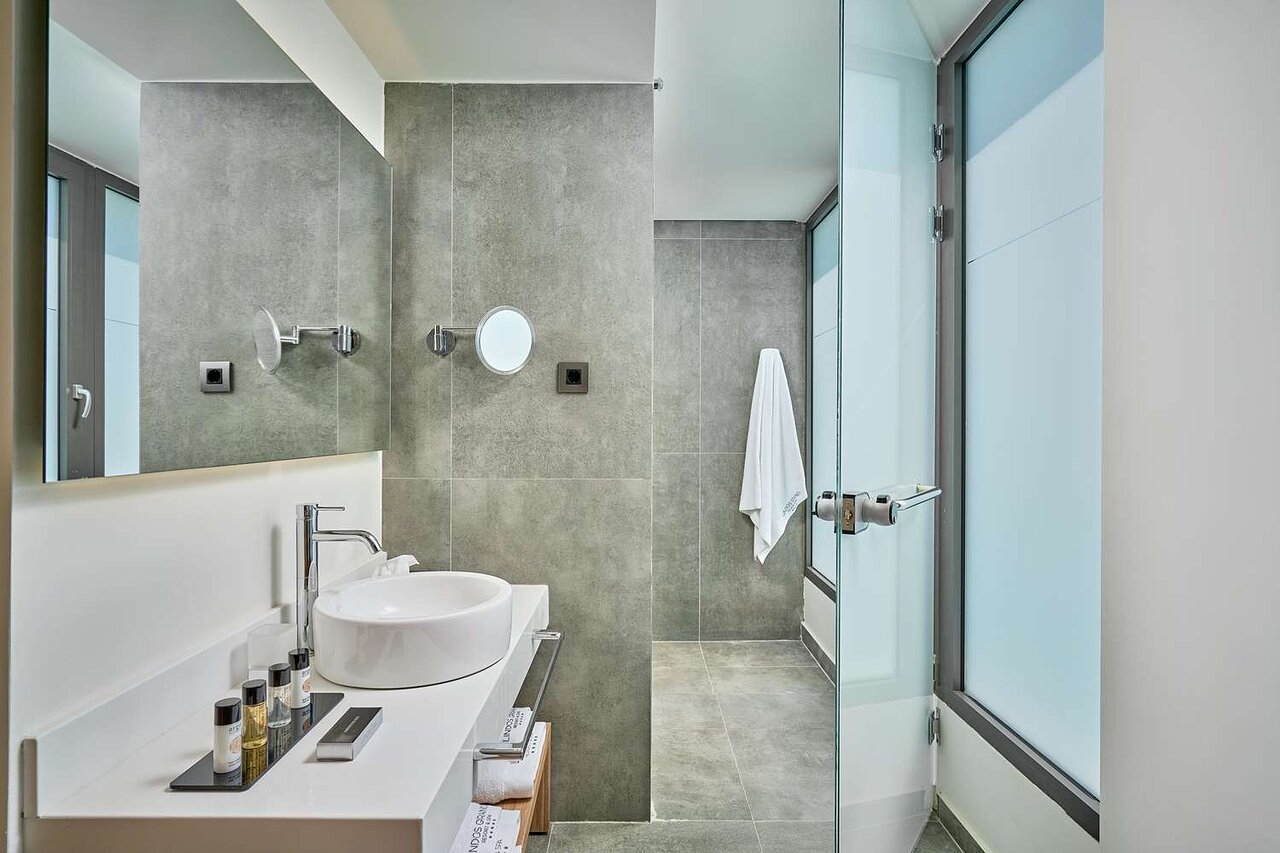 Lindos Grand Resort & Spa modernā vannas istaba ar stikla sienām