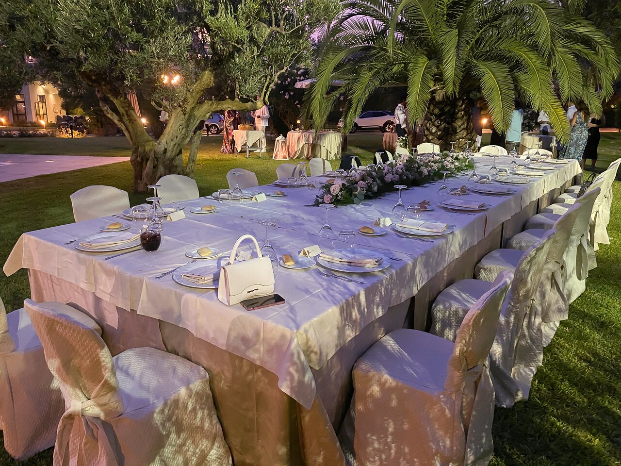 Elegants āra vakariņu galds Rada Siri Hotel dārzā