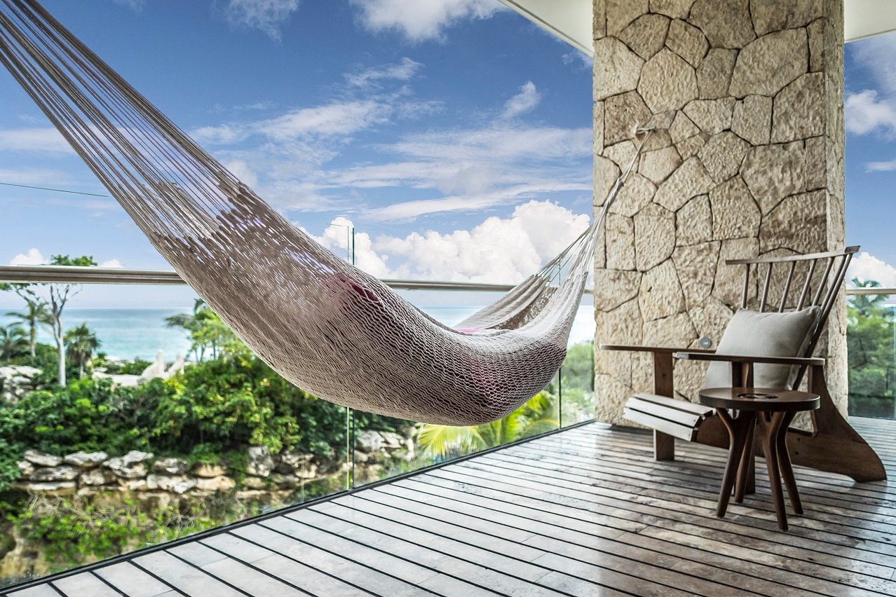 Xcaret Mexico terase ar šūpuļtīklu piekrastes skatu.