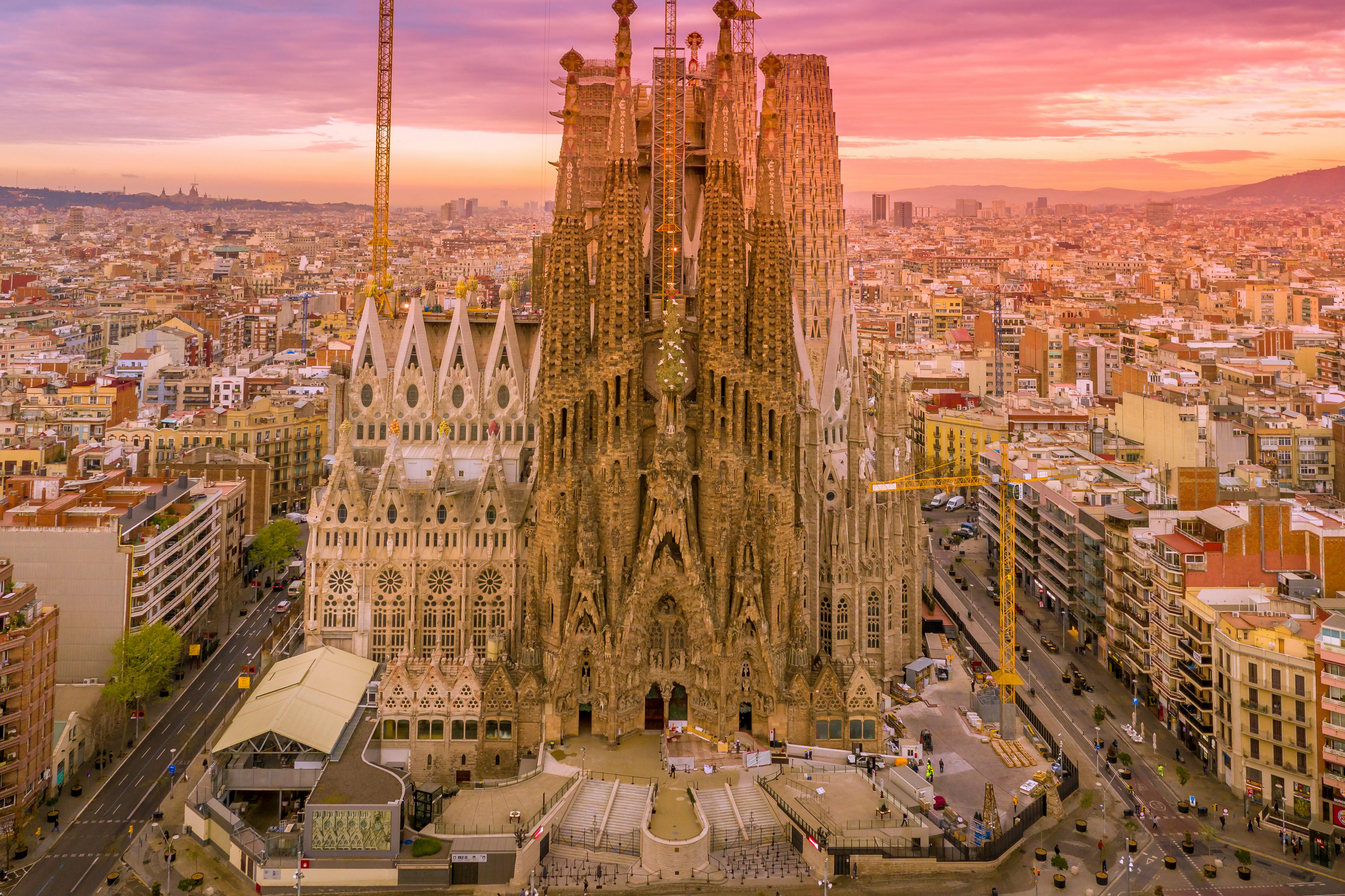 Sagrada Familia Barselonā - arhitektūras brīnums saulrietā Vanilla Travel kruīzā