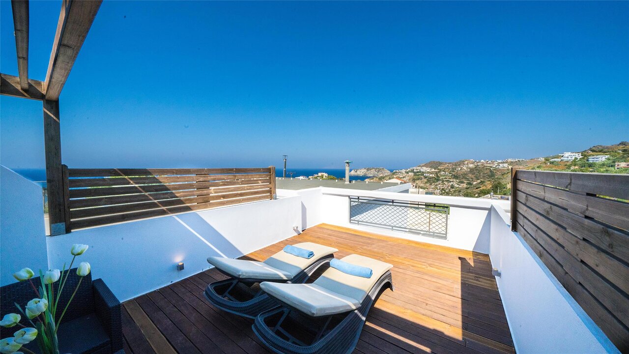 Privāta terase ar sauļošanās krēsliem un skatu uz jūru Panorama Village Hotel