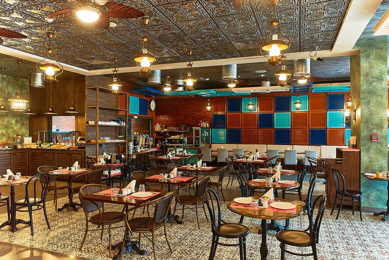 Rose Park Hotel Al Barsha restorāns ar stilīgu interjeru