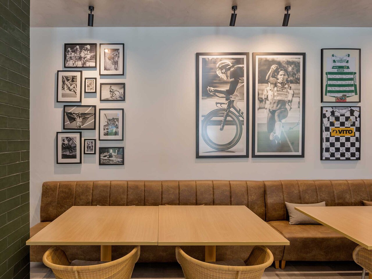 AP Victoria Sport & Beach Hotel atpūtas zona ar sporta tematikas sienas dekorācijām un fotogrāfijām.