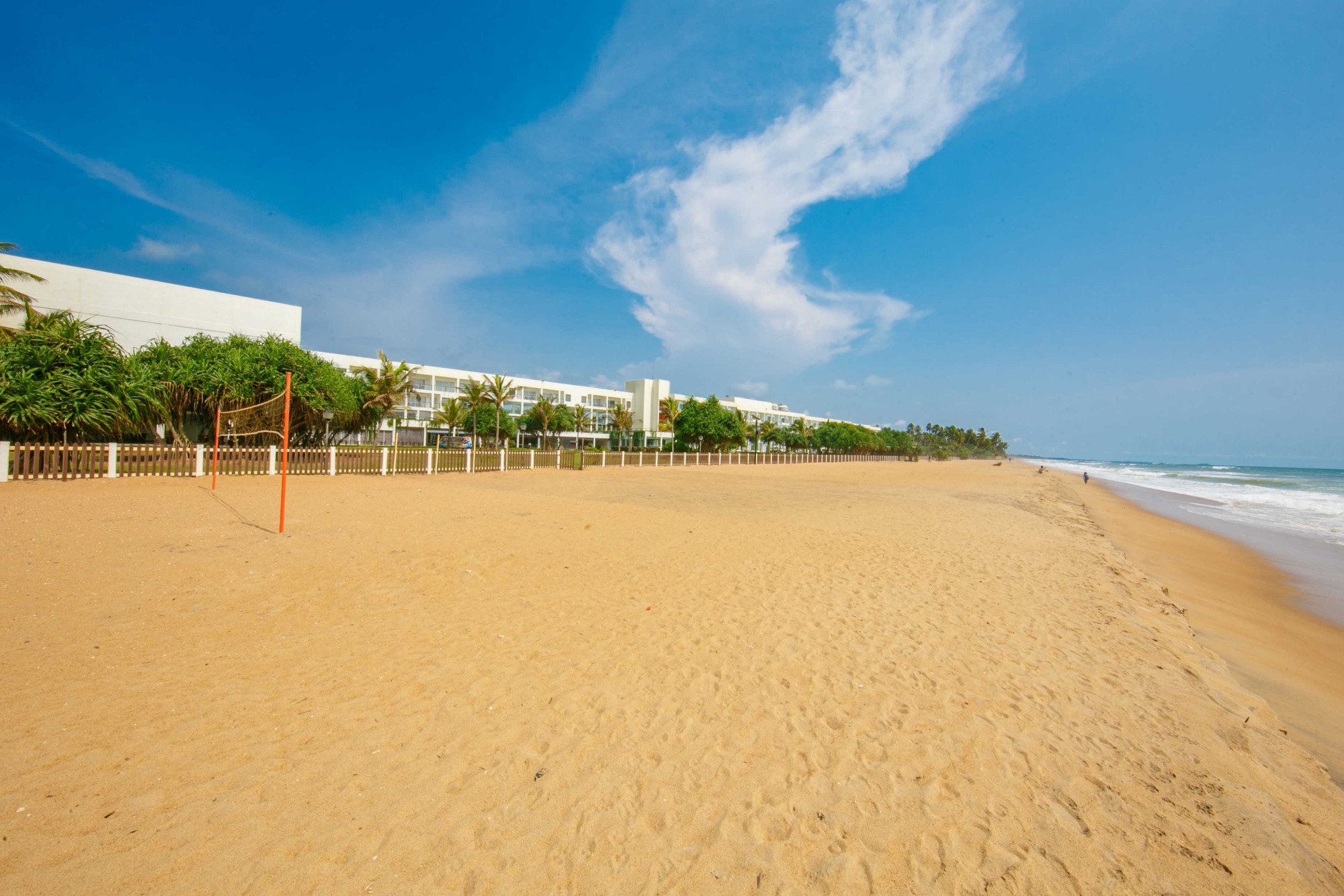 Pludmale pie Citrus Waskaduwa viesnīcas ar tīru, zeltainu smilšu krastu.