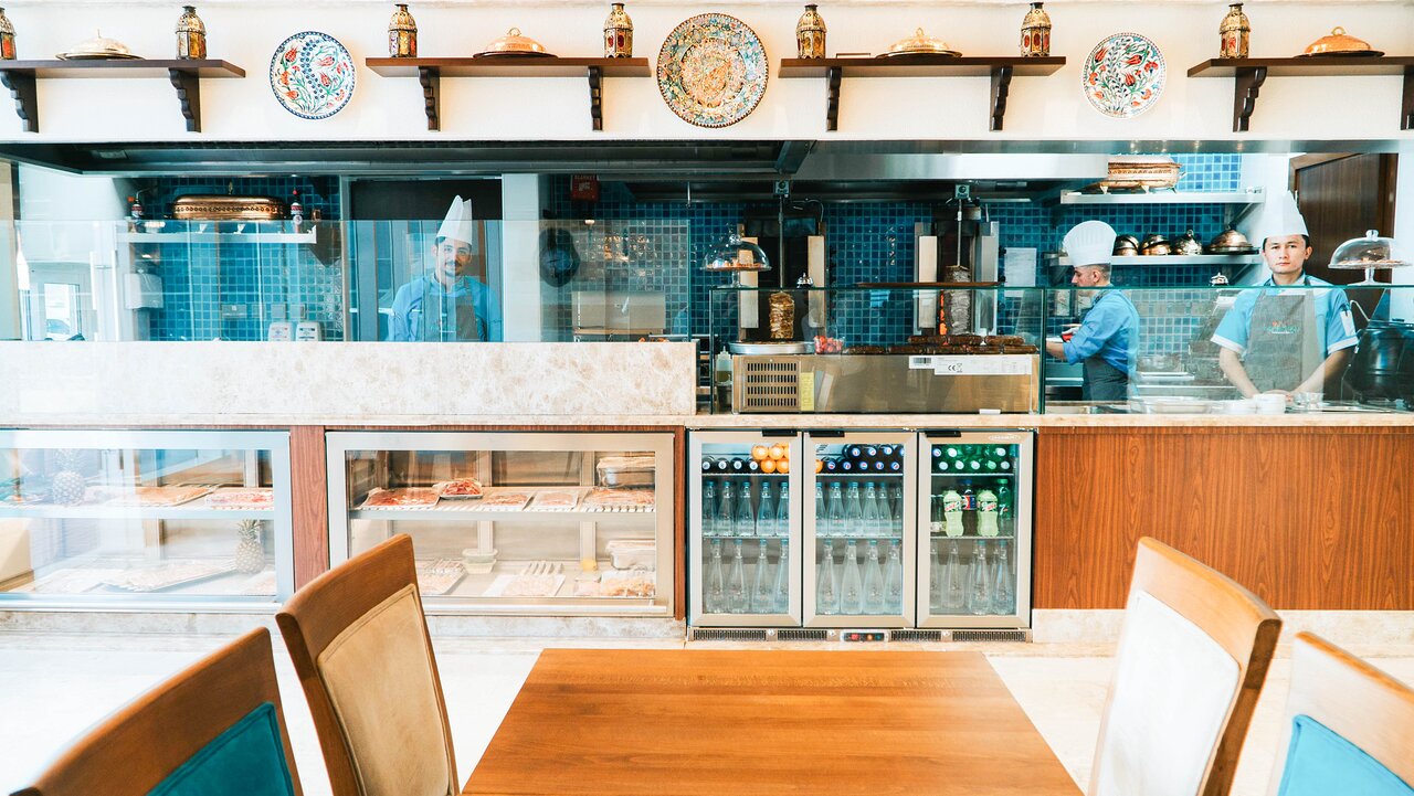 Rose Park Hotel Al Barsha restorāns ar atvērto virtuvi.