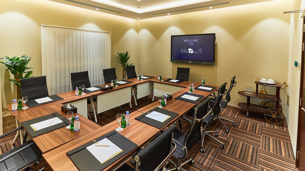 Rose Plaza Al Barsha konferenču telpa ar modernu aprīkojumu.