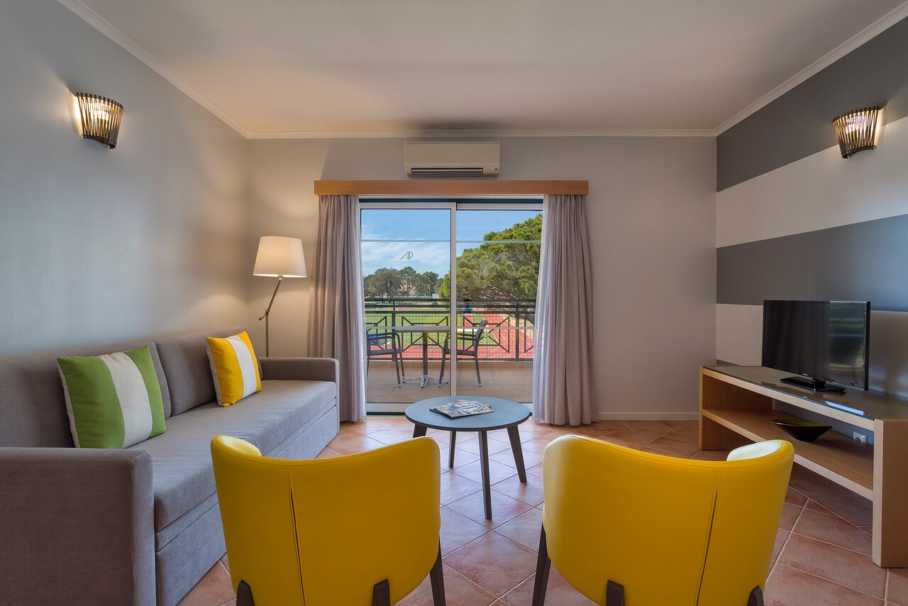 AP Victoria Sport & Beach Hotel plaša numura viesistaba ar balkonu un skatu uz sporta laukumu