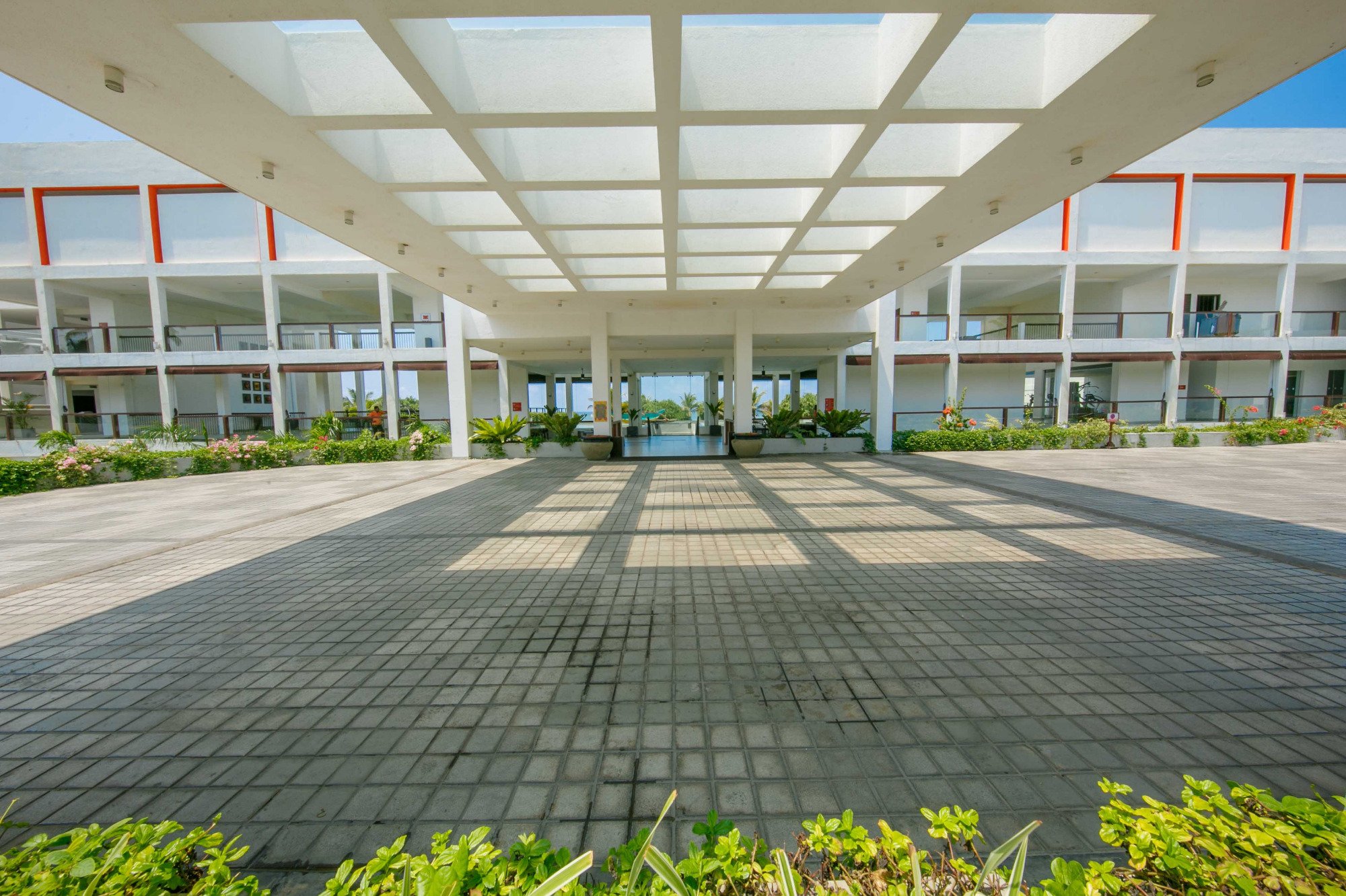 Citrus Waskaduwa moderna ieeja ar plašu terasi