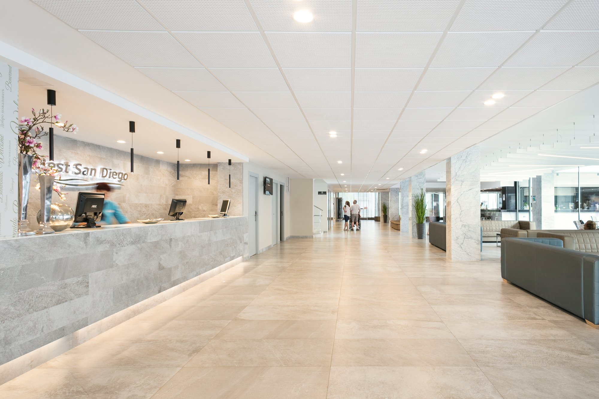 Plašs un gaišs Best San Diego viesnīcas vestibils ar modernu reģistratūras leti.