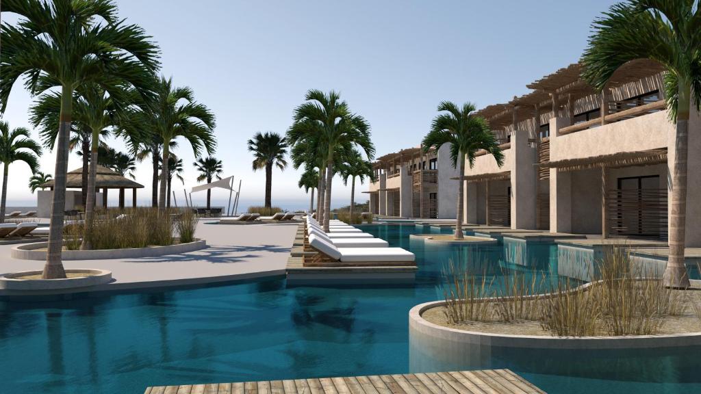 Mūsdienīgs kūrorta baseins ar palmām, sauļošanās gultām un skatu uz jūru. Relaksējoša atmosfēra un moderns dizains.