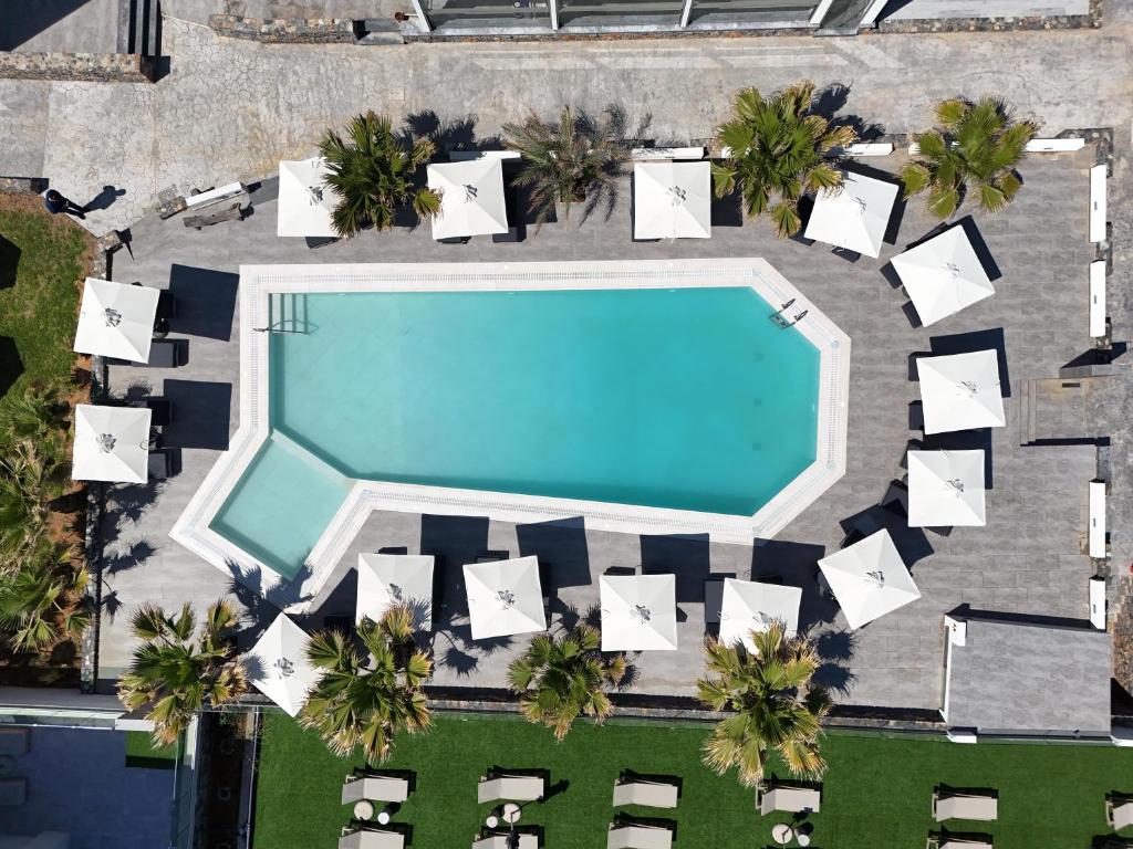 Baseins ar saules gultām pie viesnīcas Saint George Gournes Bay.