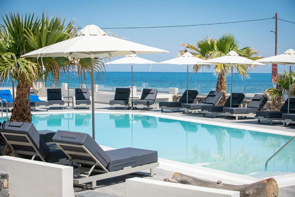 Peldbaseins pie viesnīcas Saint George Gournes Bay blakus piekrastē