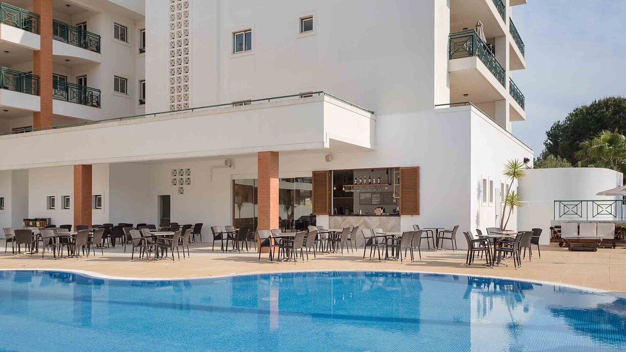 AP Victoria Sport & Beach Hotel baseina terase un āra bārs relaksējošai atpūtai