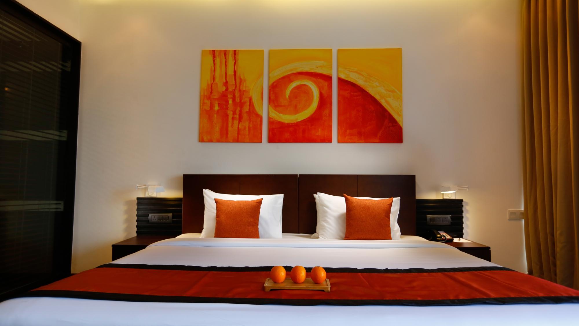 Citrus Waskaduwa numurs ar spilgtiem mākslas darbiem un apelsīniem