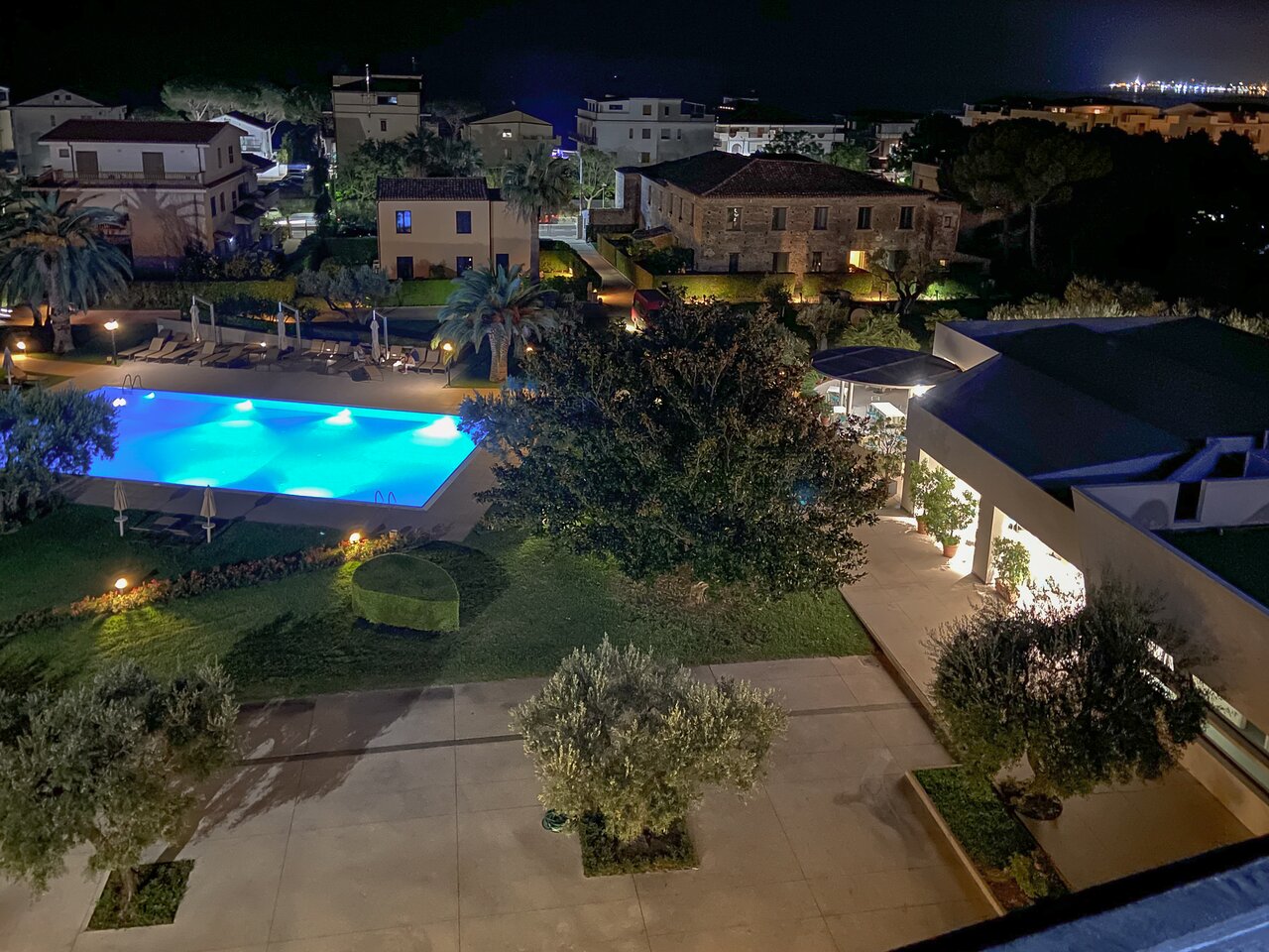 Rada Siri Hotel peldbaseins un dārzi naktī