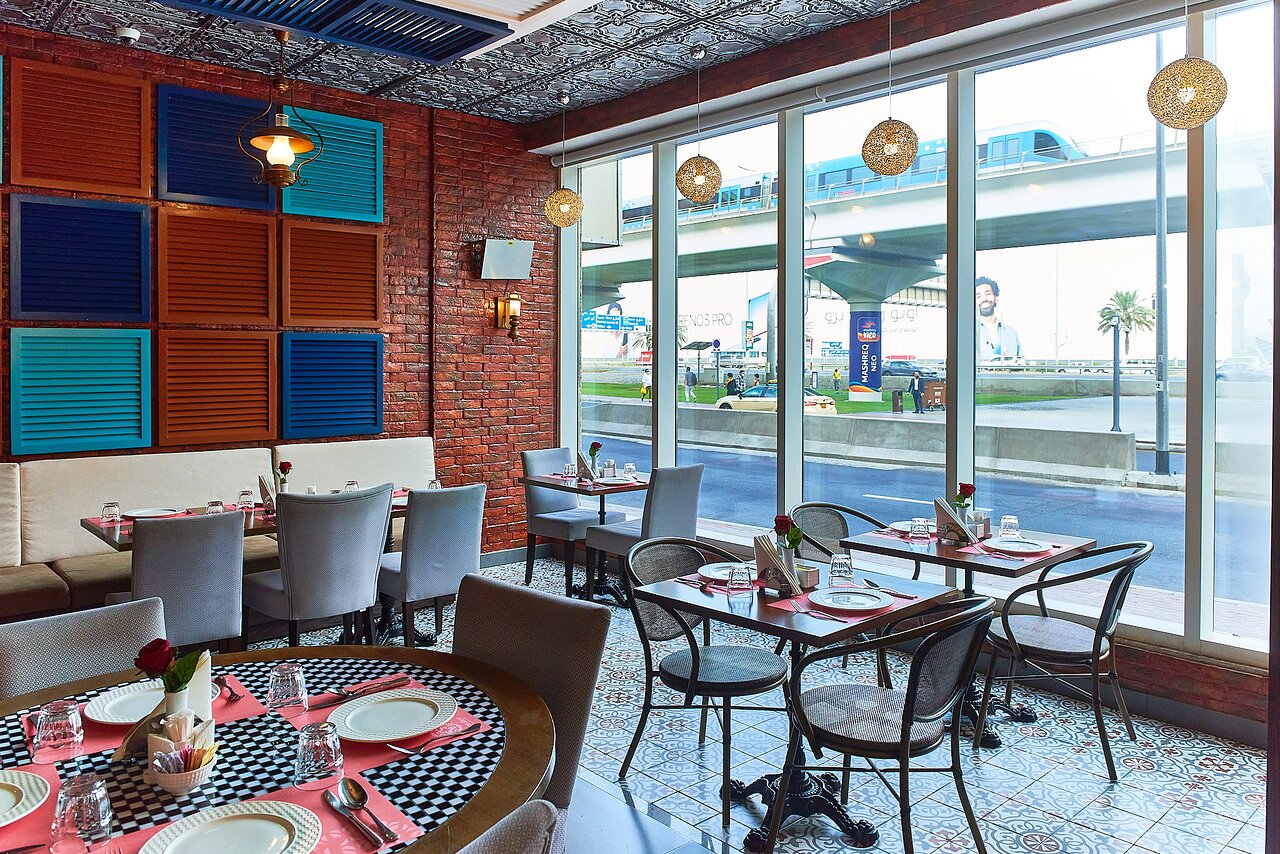 Rose Park Hotel Al Barsha restorāns ar skatu uz ielu