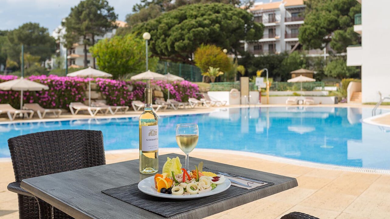 Maltīte un vīns pie baseina AP Victoria Sport & Beach Hotel teritorijā.