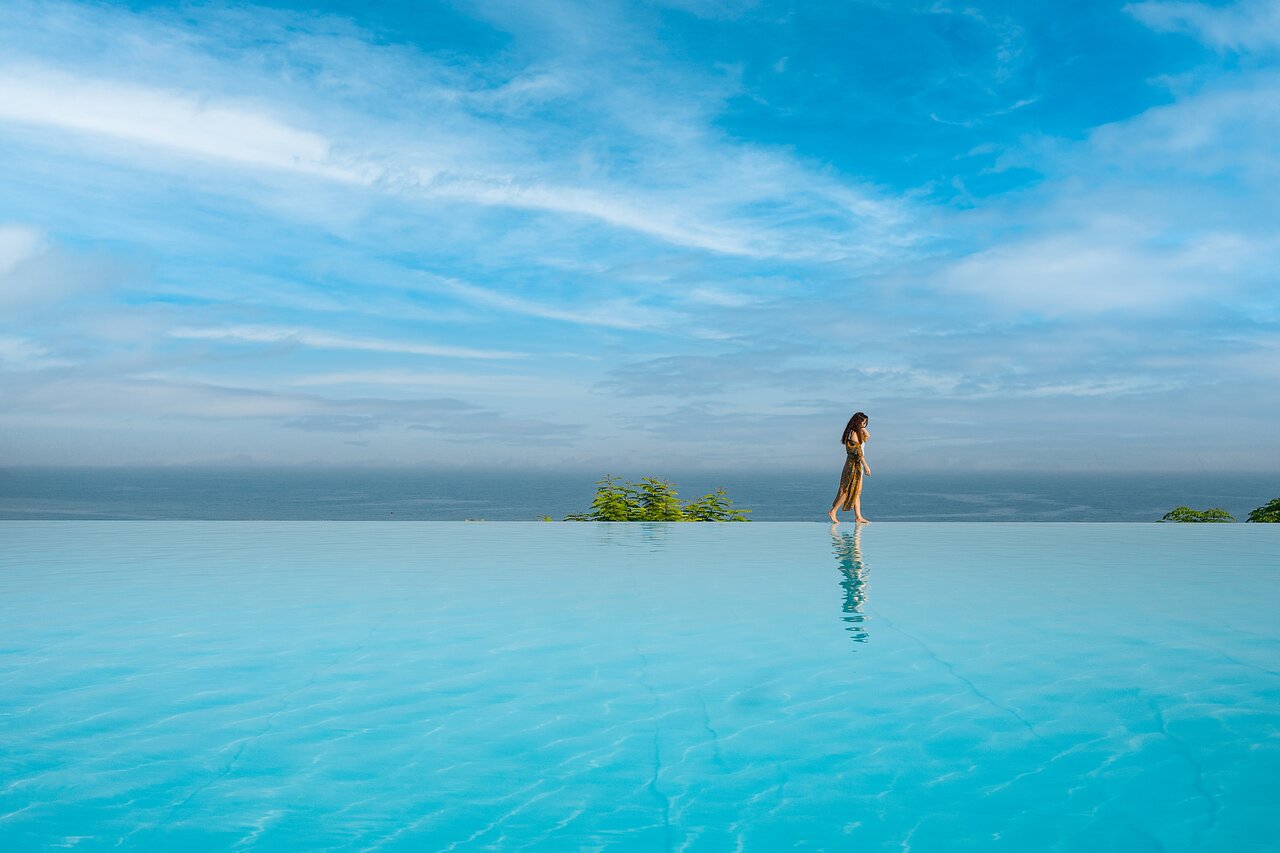 Sieviete pie bezgalīgā baseina The Cove Rotana Resort.