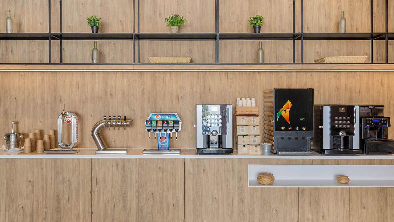 AP Victoria Sport & Beach Hotel dzērienu stacija ar kafijas automātiem un atspirdzinājumiem.