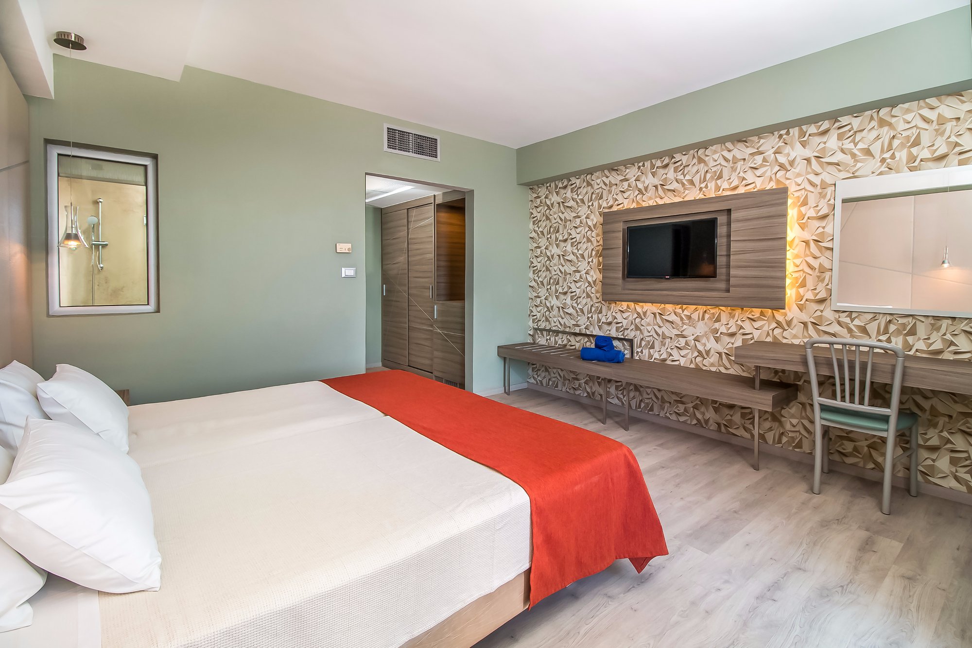 Moderns numurs Pegasos Beach Hotel & Resort ar divguļamo gultu un TV