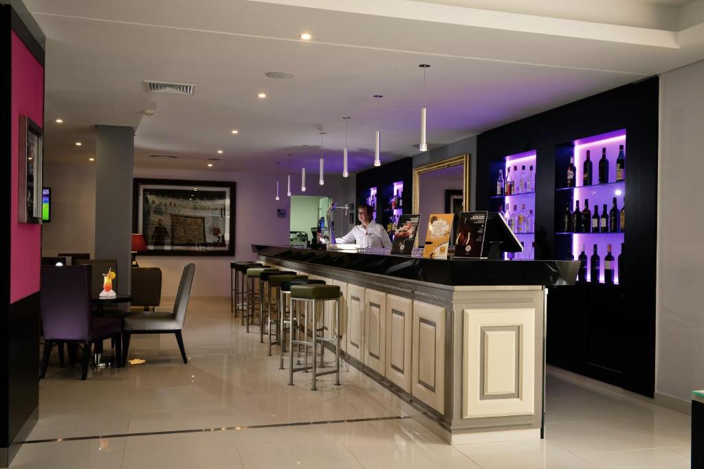 Vila Gale Atlantico bārs ar modernu interjeru un dzērienu izvēli.