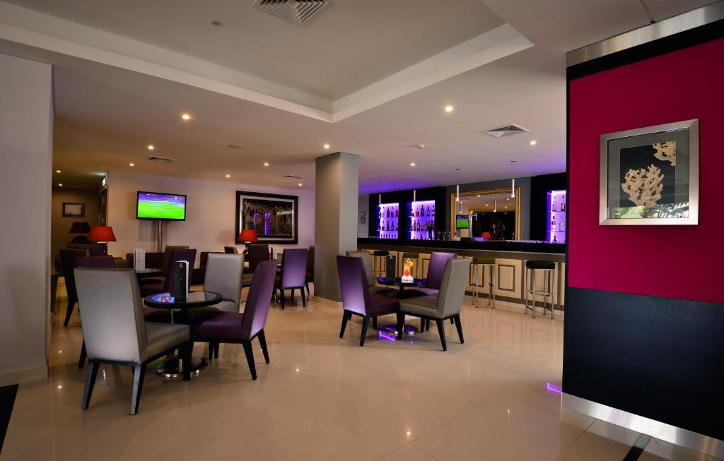 Vila Gale Atlantico bārs ar elegantiem galdiem un modernu apgaismojumu.