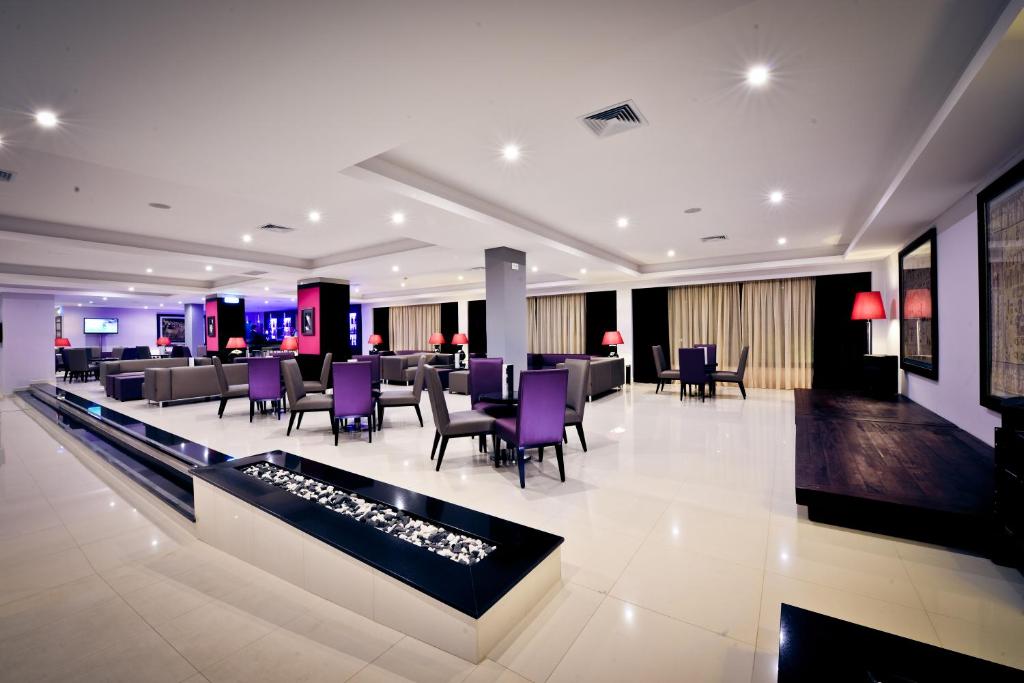 Moderns viesnīcas interjers Vila Gale Atlantico ar elegantiem krēsliem