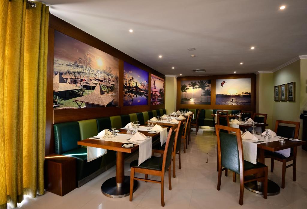 Vila Gale Atlantico restorāns ar elegantu interjeru un gleznainām ainavām.