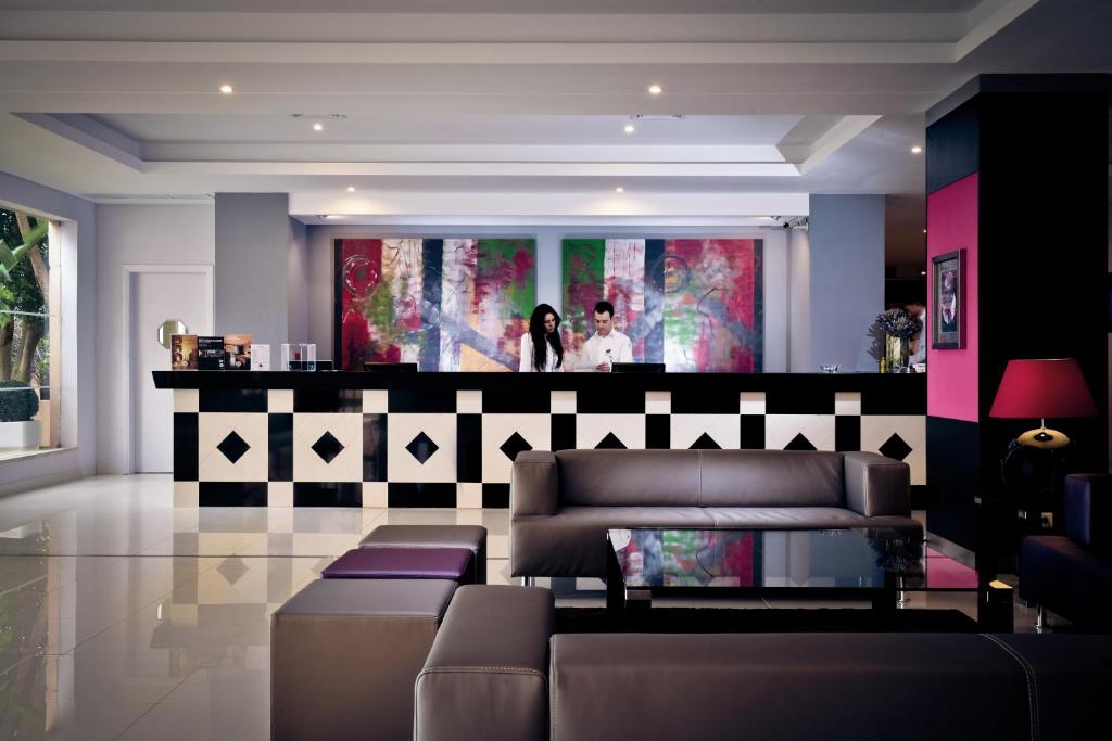 Viesnīcas Vila Gale Atlantico reģistratūras zona ar modernu dizainu