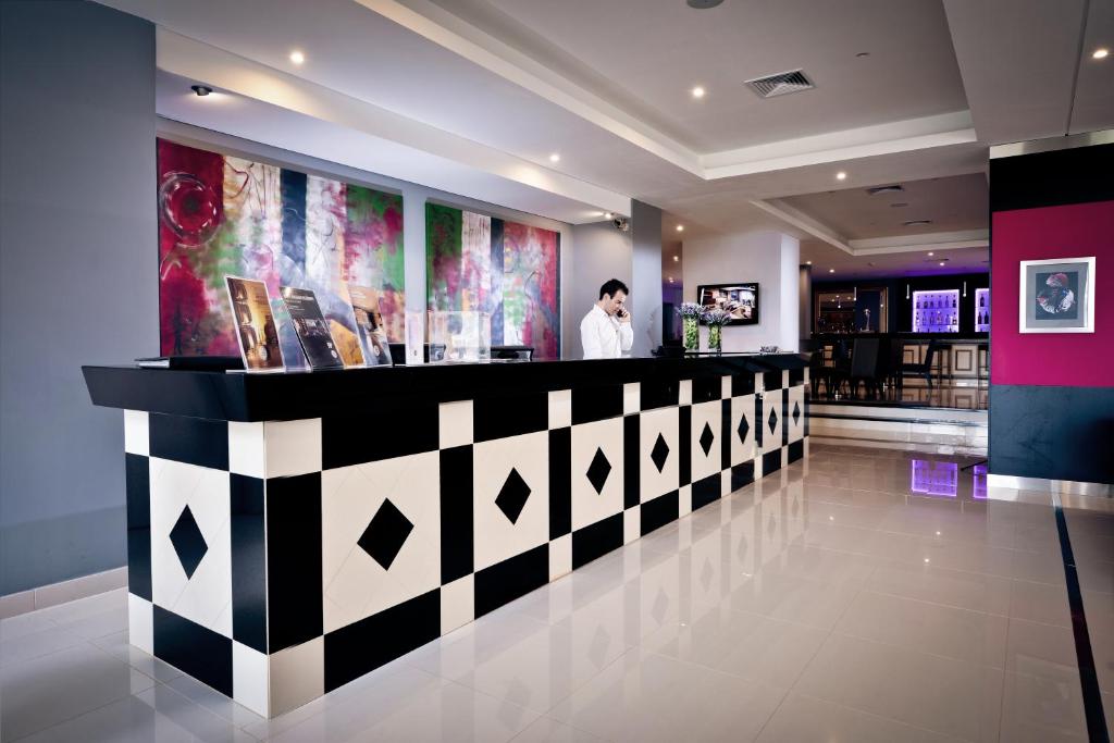 Viesnīcas Vila Gale Atlantico reģistratūra ar modernu dizainu.