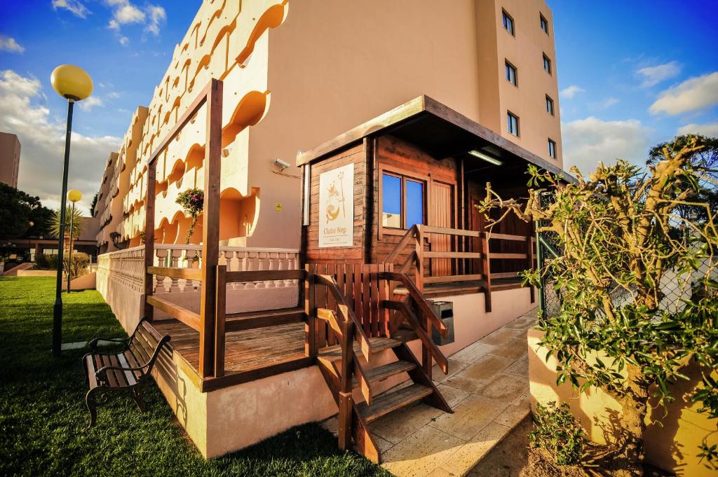 Vila Gale Atlantico koka terase pie viesnīcas, zaļā zālienā.