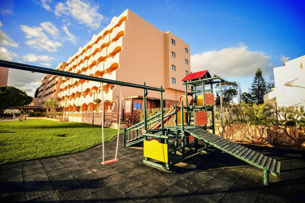 Bērnu rotaļu laukums pie viesnīcas Vila Gale Atlantico ar šūpolēm un slide.