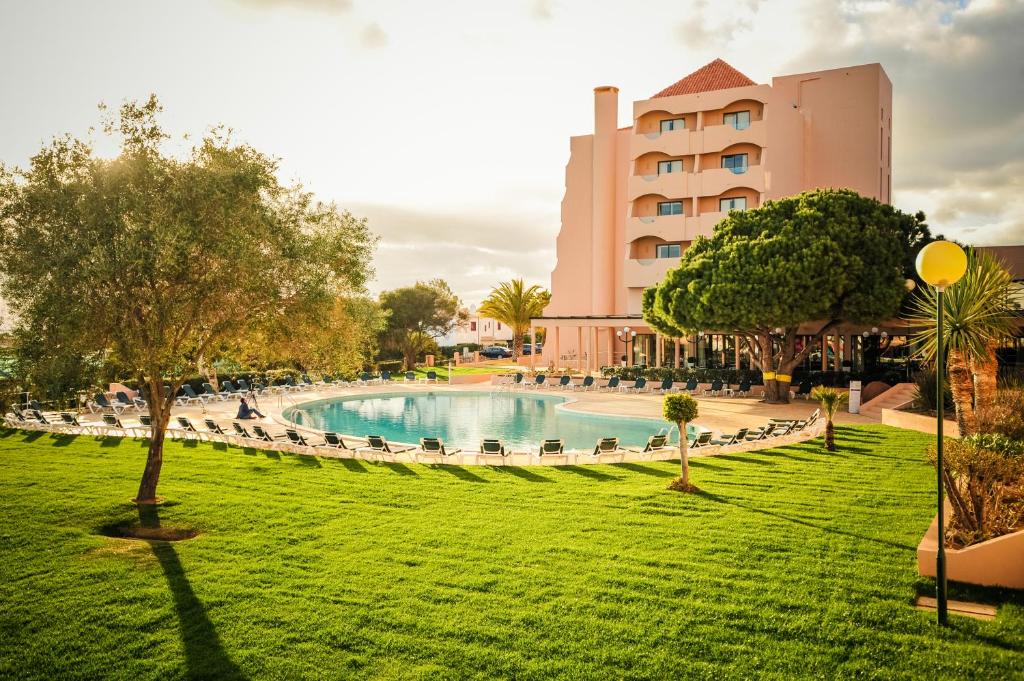 Vila Gale Atlantico viesnīca ar baseinu un saulainu zālienu