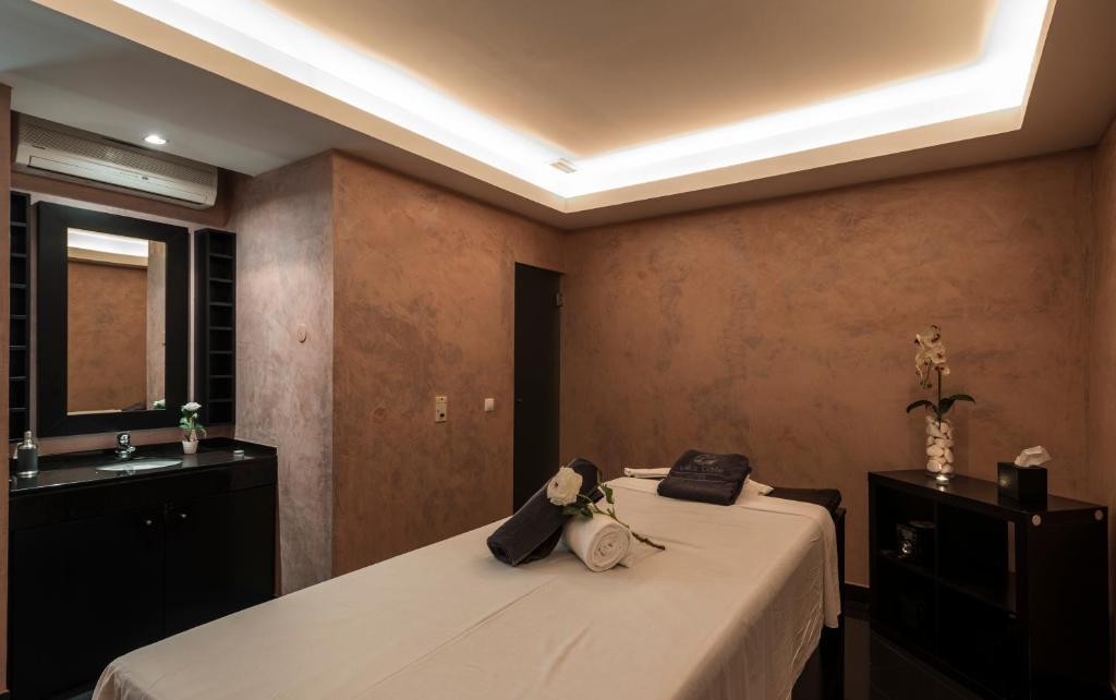 Mierīga spa telpa viesnīcā Vila Gale Atlantico ar masāžas galdu.