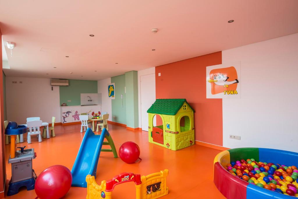 Bērnu rotaļu telpa viesnīcā Vila Gale Atlantico ar krāsainām aktivitātēm.