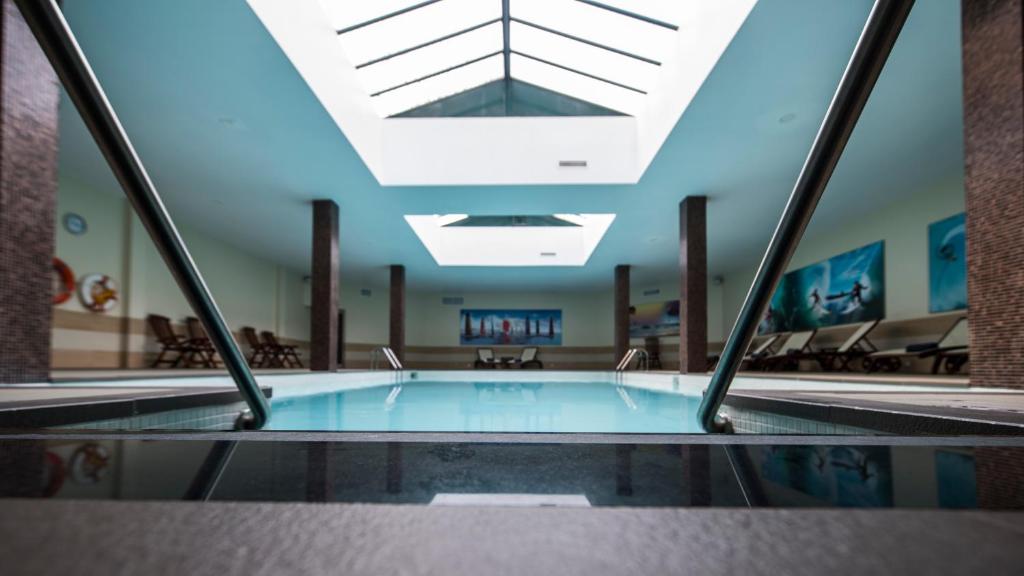 Iekštelpu peldbaseins ar skaidru gaismu Vila Gale Atlantico