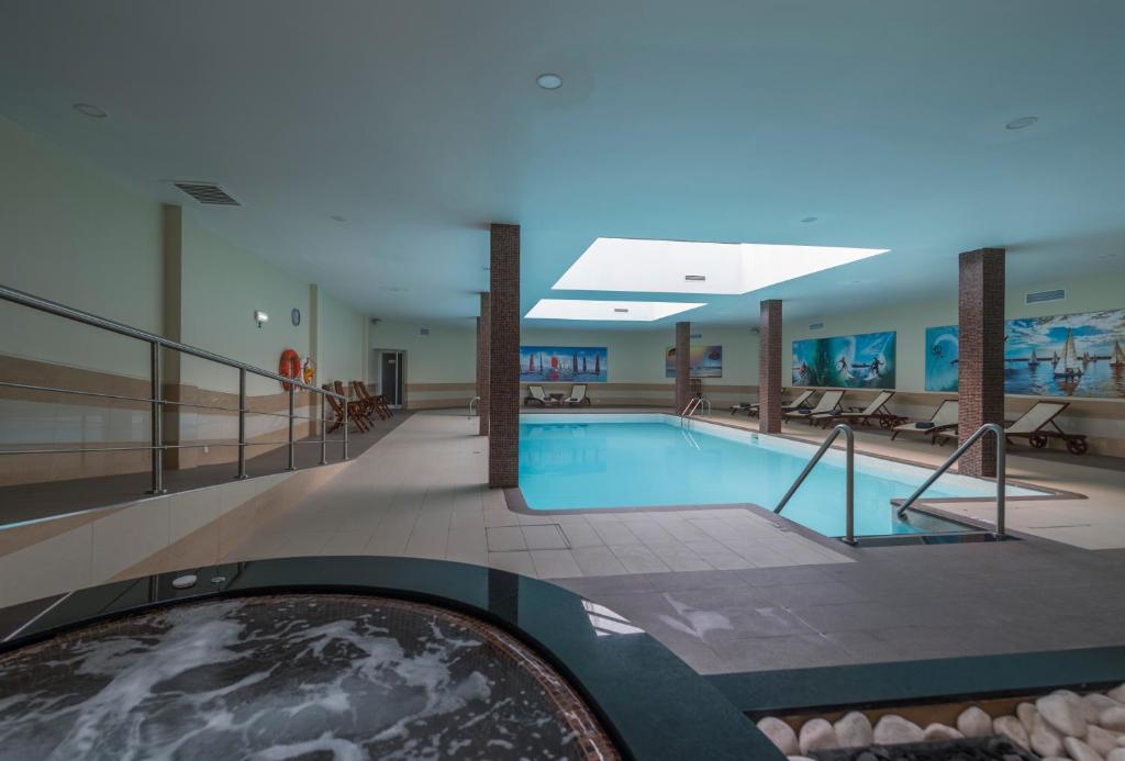 Iekštelpu peldbaseins un atpūtas zona viesnīcā Vila Gale Atlantico.
