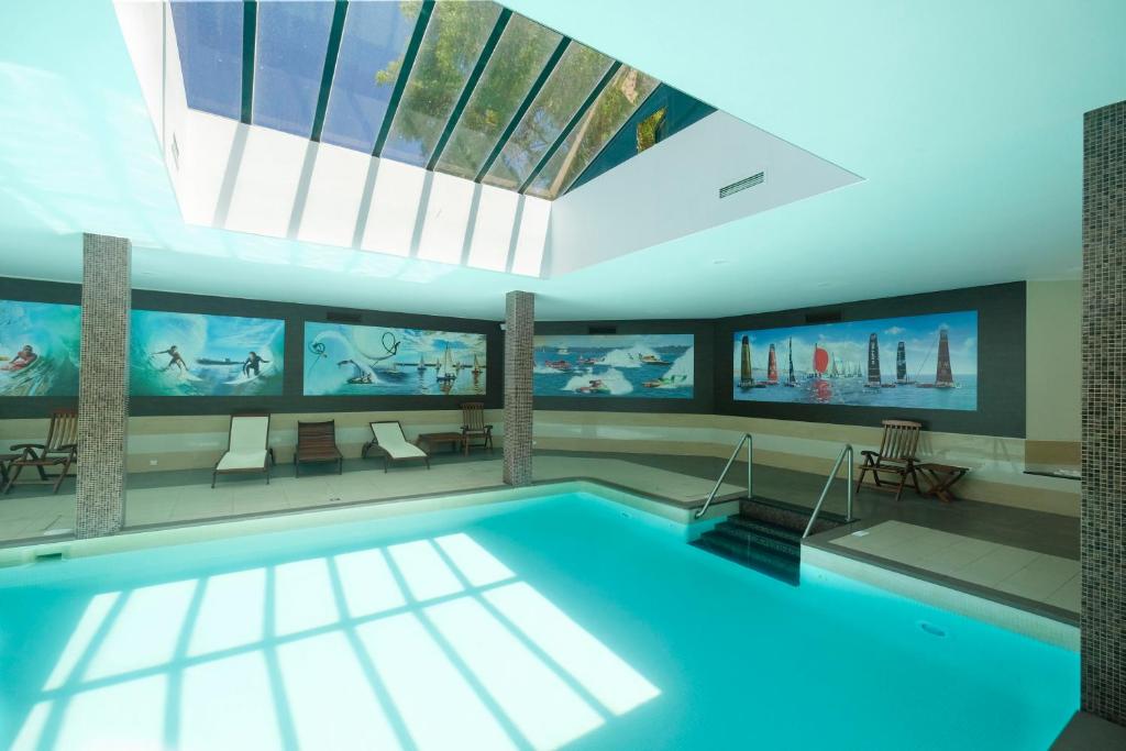 Iekštelpu baseins ar gleznojumiem viesnīcā Vila Gale Atlantico