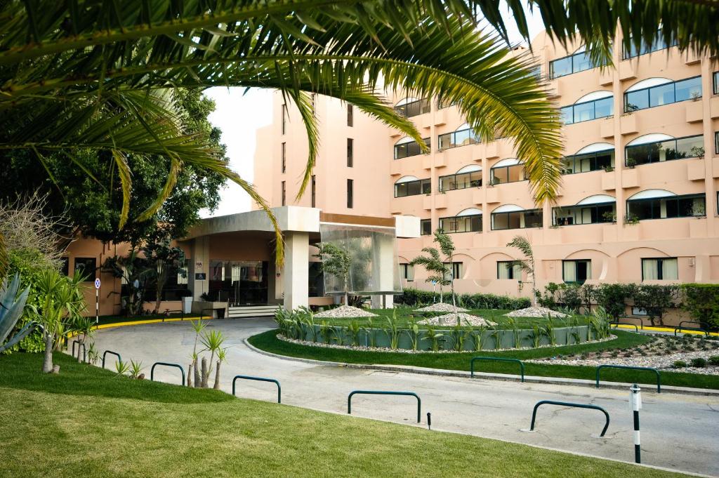 Vila Gale Atlantico viesnīcas ieeja ar zaļo teritoriju un modernu arhitektūru.