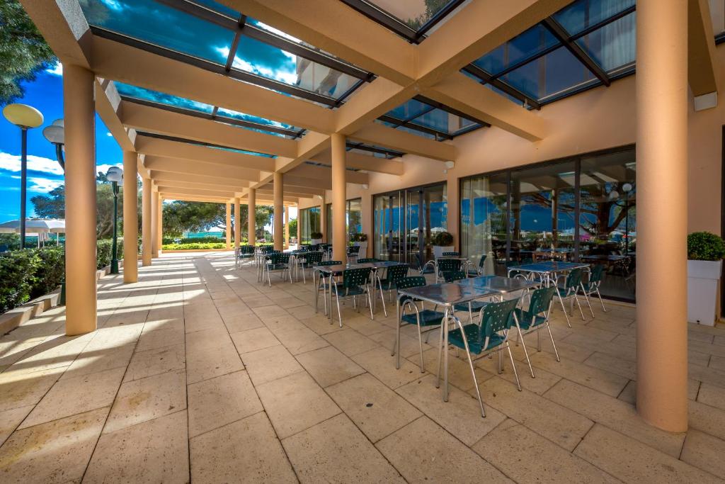 Vila Gale Atlantico terase ar galds un krēsliem, skats uz dabu