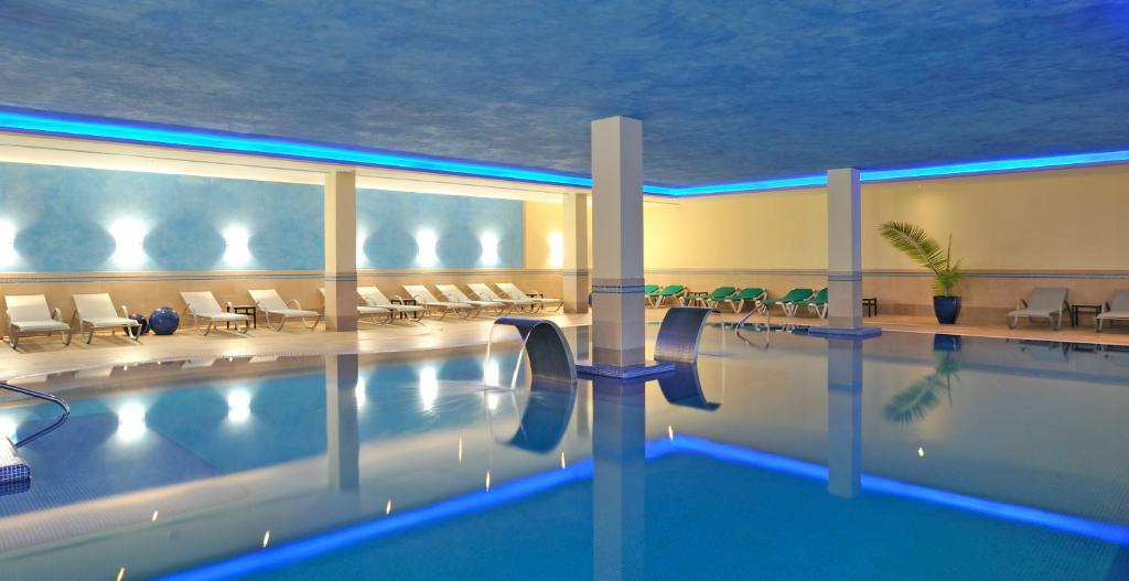 Iekštelpu baseins viesnīcā Pestana Viking ar relaksējošu atmosfēru