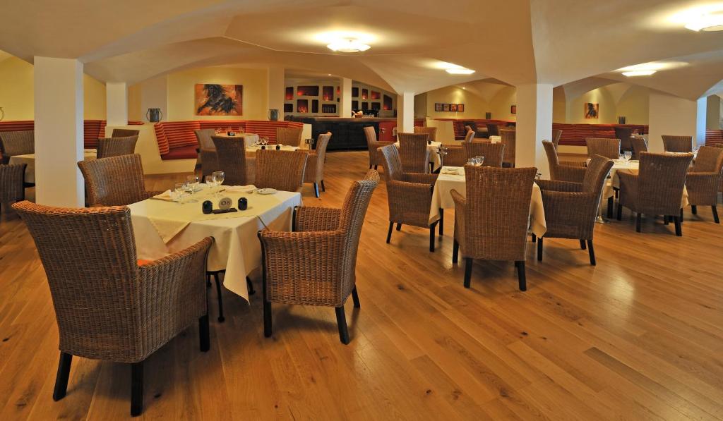 Pestana Viking restorāns ar elegantām galdniecības mēbelēm un siltu atmosfēru.
