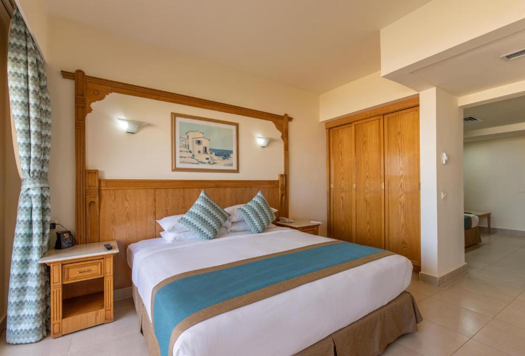 Mūsdienīgs numurs viesnīcā Long Beach Resort Hurgada ar divguļamo gultu.