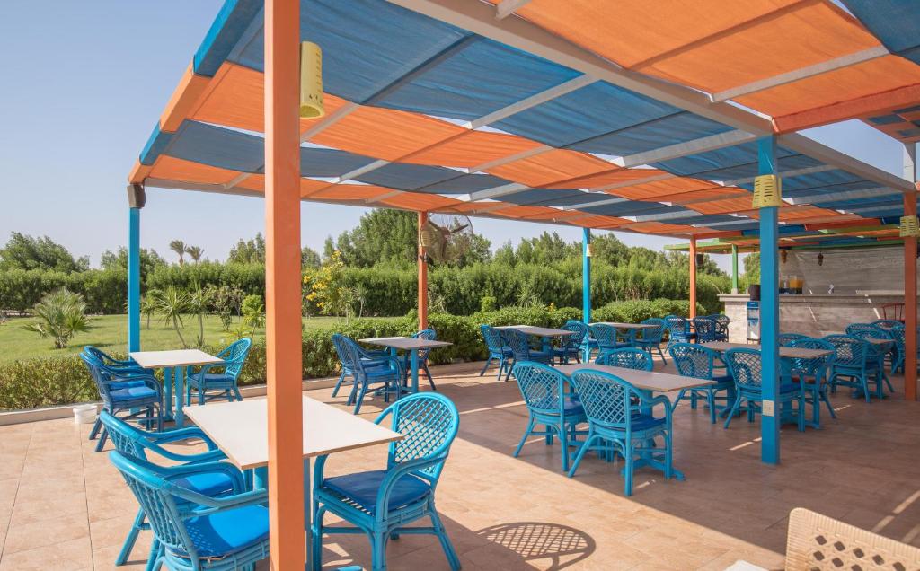 Vasaras terase ar ziliem krēsliem pie Long Beach Resort Hurgada