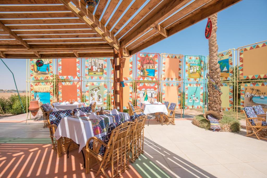 Āra ēdamzona ar krāsainām sienām pie Long Beach Resort Hurgada.