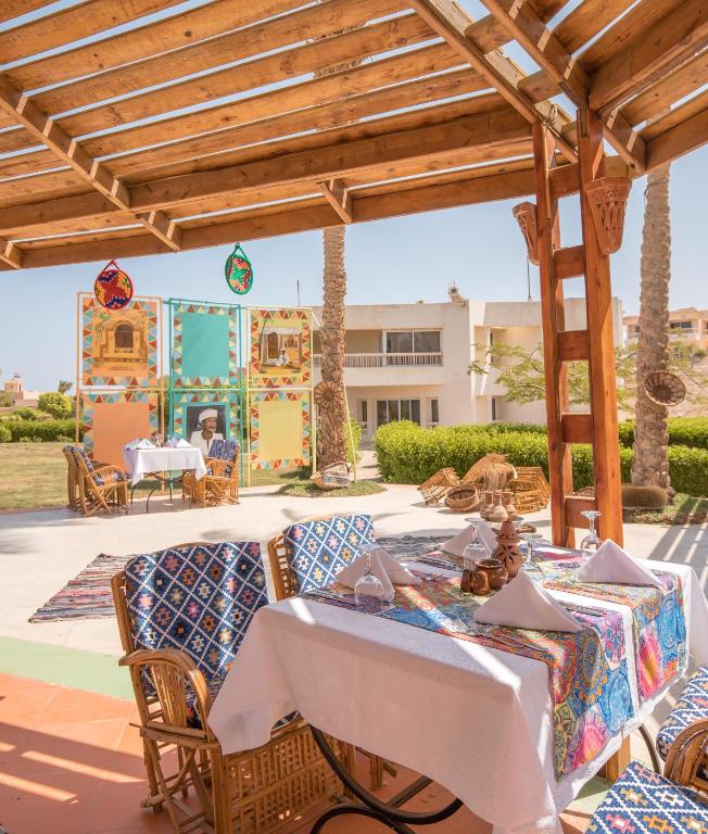 Āra ēdamzona pie Long Beach Resort Hurgada ar krāsainiem dekoriem