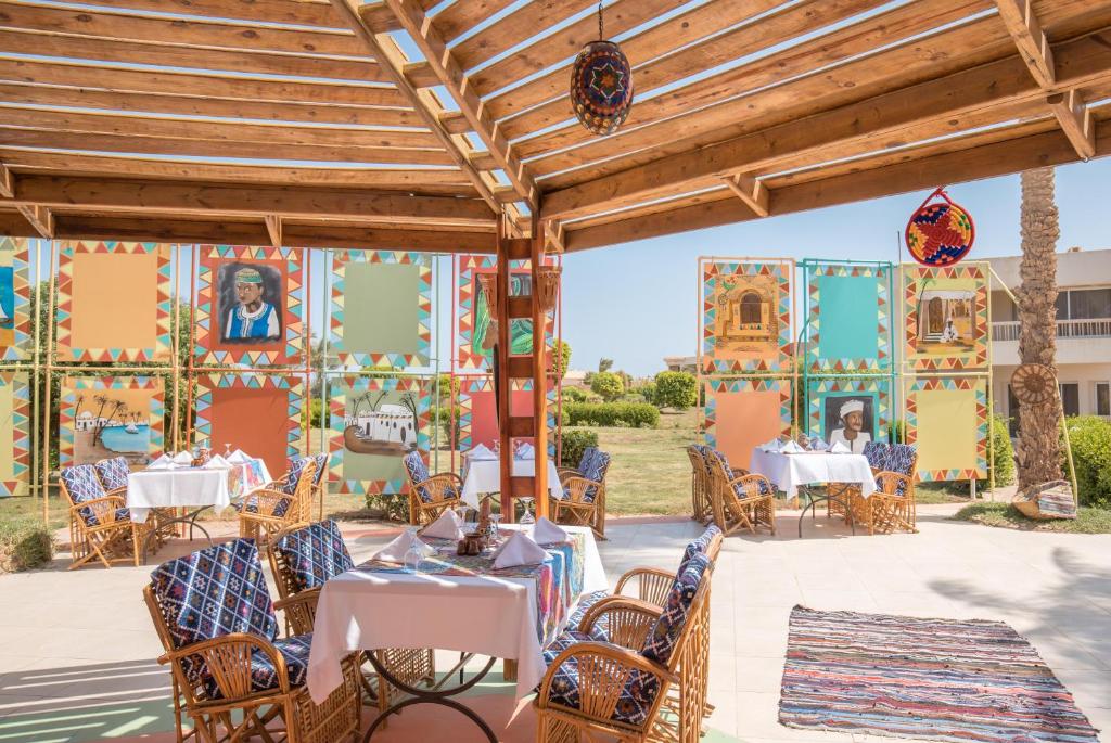 Āra ēdamzona ar krāsainām sienām pie Long Beach Resort Hurgada