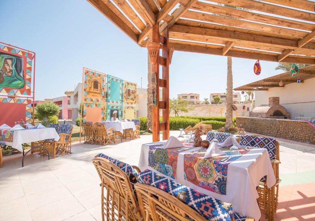 Āra restorāns pie Long Beach Resort Hurgada ar krāsainām interjera detaļām